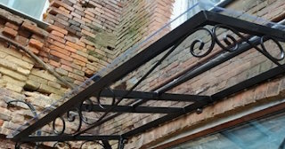Угловые козырьки для частных домов и входов в Пензе - Метградстрой от 1737 рублей